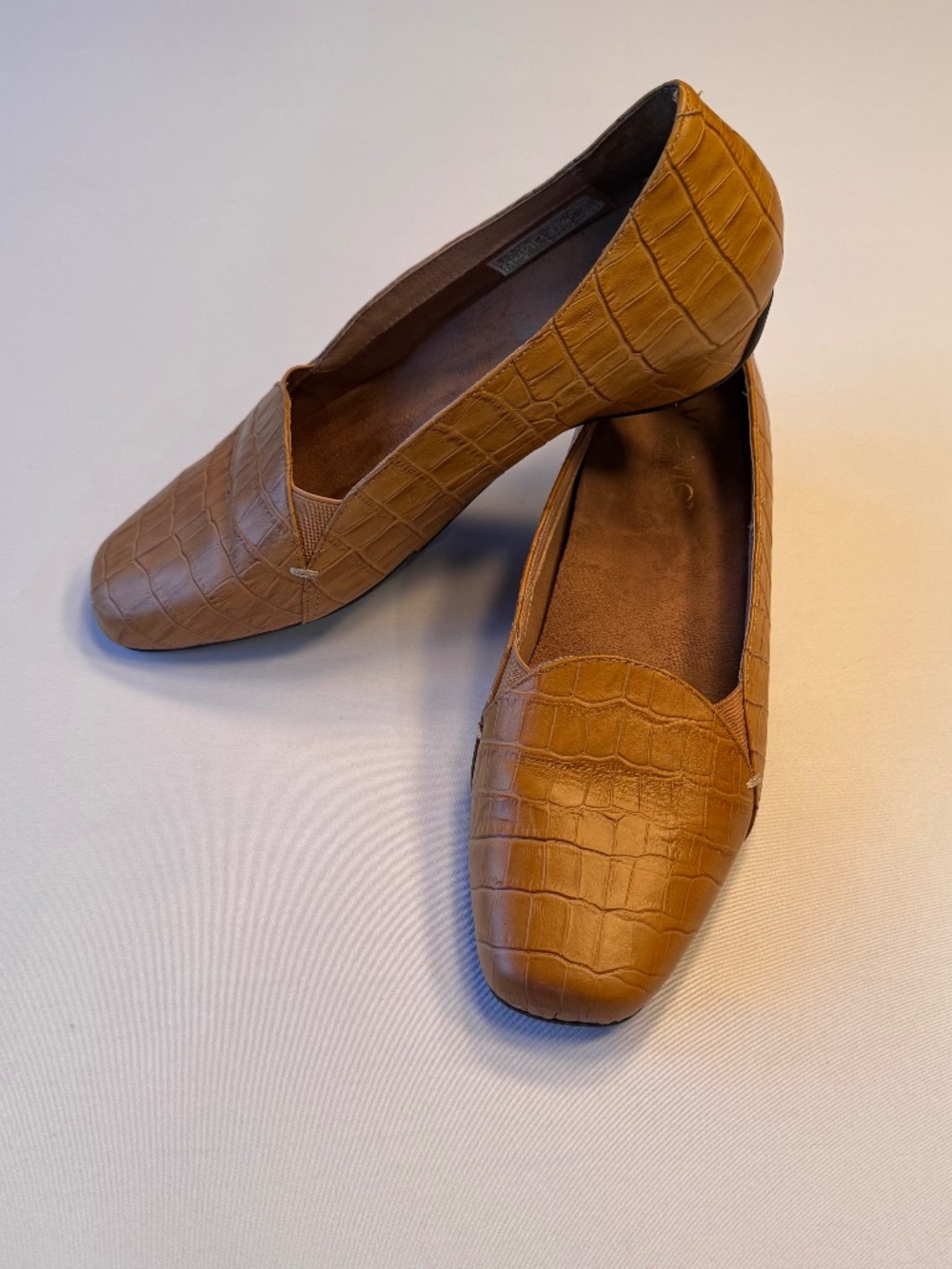 Vionic Dolores Tan Croc-Embossed Leather Loafers Size 9 - Picture 1 of 9